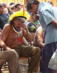 Capo Raoni piange dopo aver sentito che la diga di Belo Monte sarà costruita